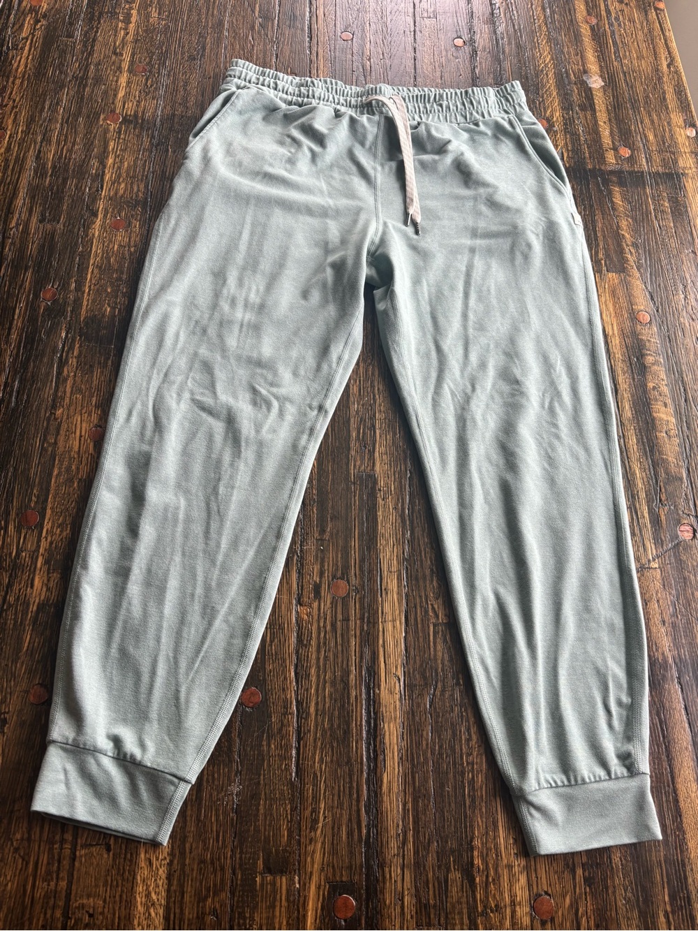 Vuori Women's Jogger Pants in Light Sage